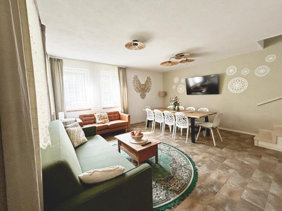 TV and multimedia, Living room, Seating area, Dining area