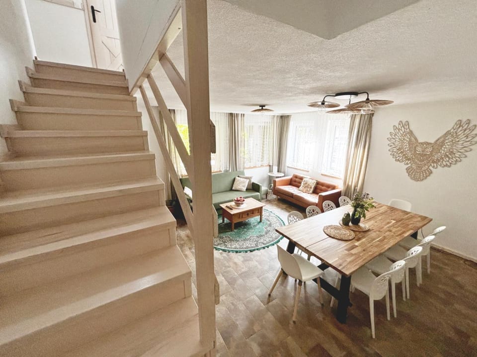 Living room, Seating area, Dining area