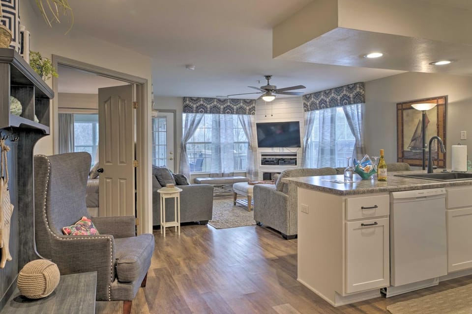 Lakefront Branson Condo w/ Porch & Dock Access House in Branson