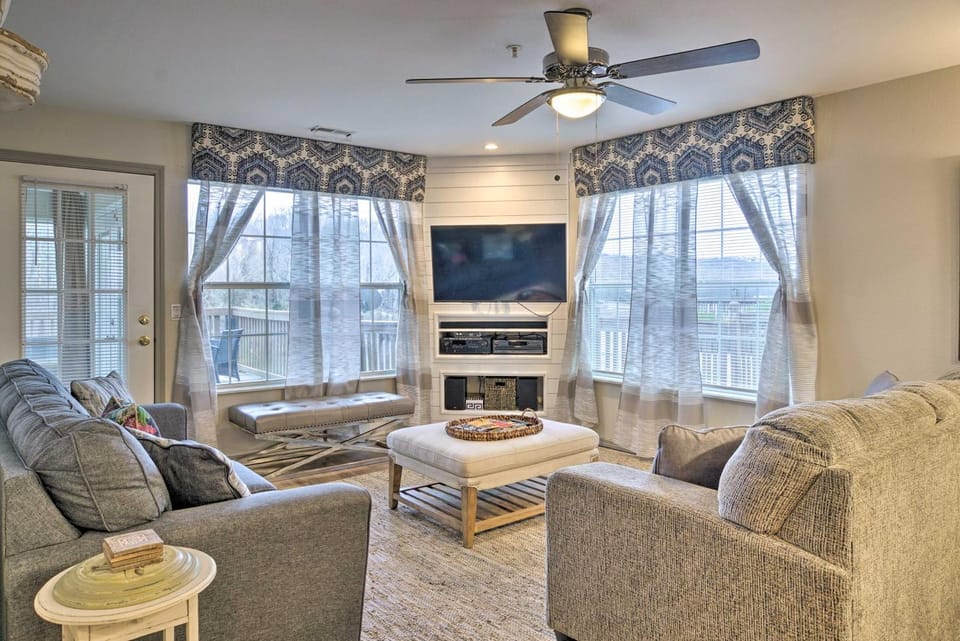 Lakefront Branson Condo w/ Porch & Dock Access House in Branson