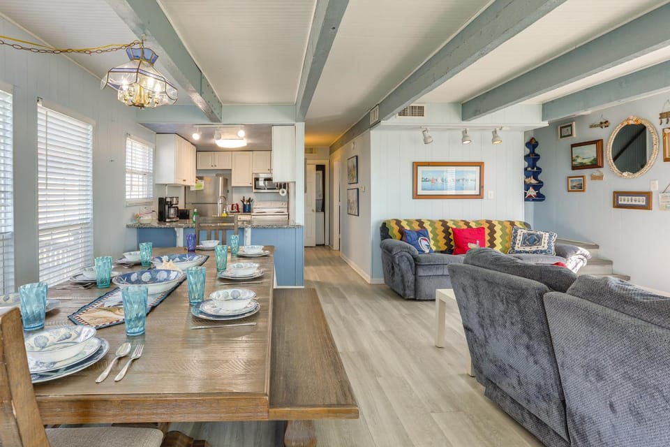 Ocean Access + BBQ Pit: Surfside Beach Family Home House in Surfside Beach