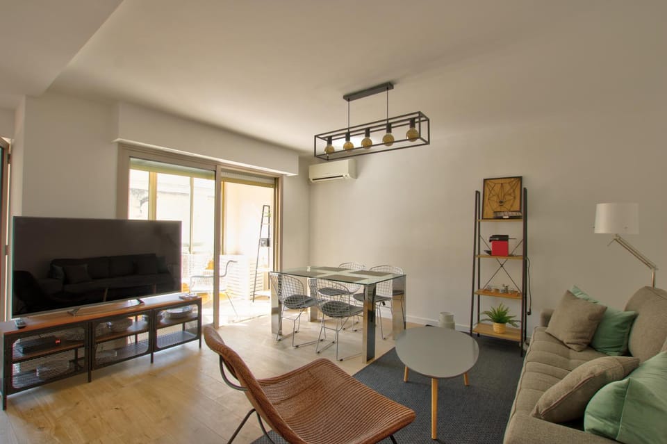 TV and multimedia, Living room, Seating area, Dining area