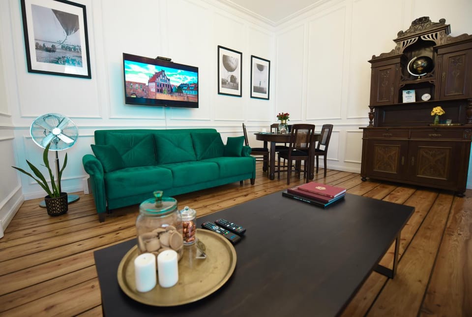 Communal lounge/ TV room, TV and multimedia, Living room, Dining area