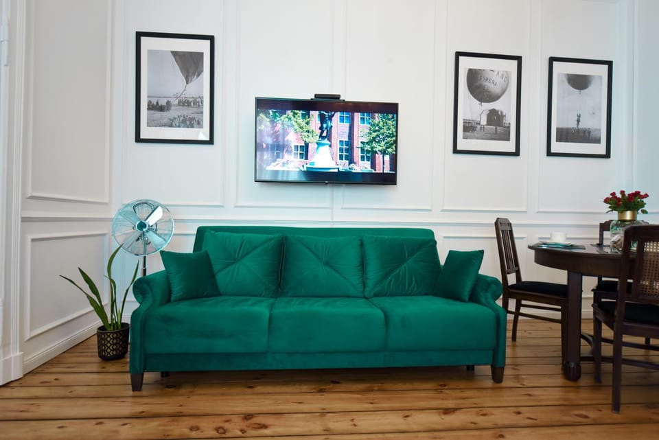 Communal lounge/ TV room, TV and multimedia, Living room