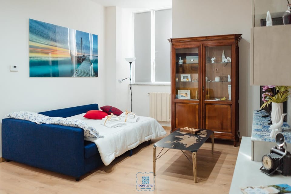 Bed, Living room, Photo of the whole room, Bedroom