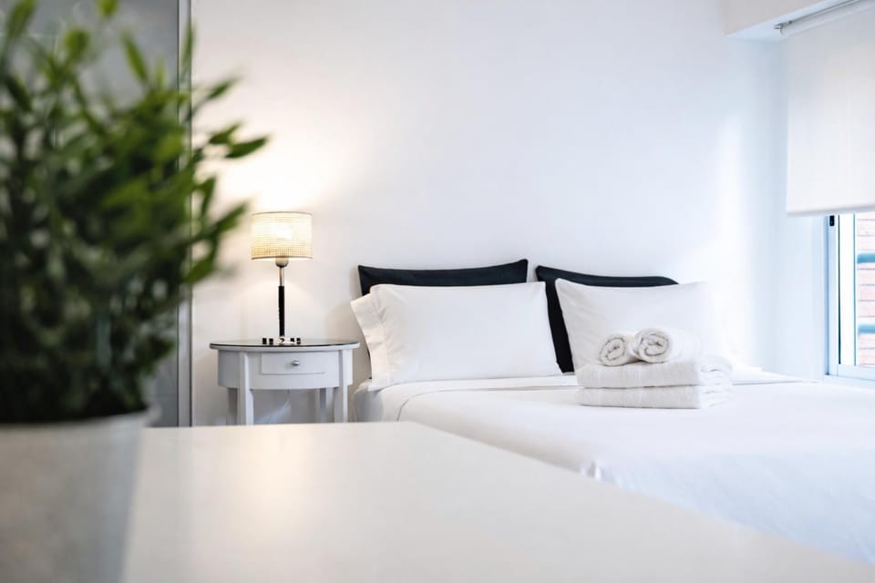 Bed, Living room, Photo of the whole room, Seating area