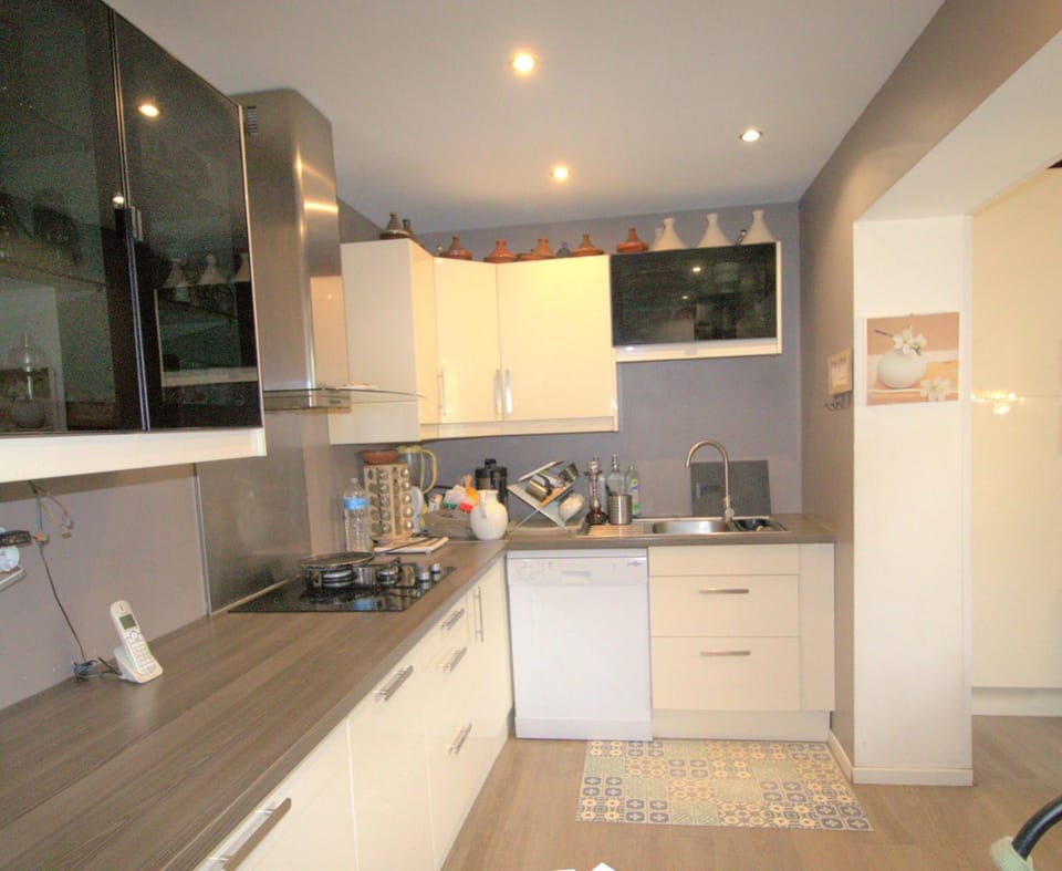 Jolie chambre Nenuphar dans belle maison Bed and Breakfast in Vaulx-en-Velin