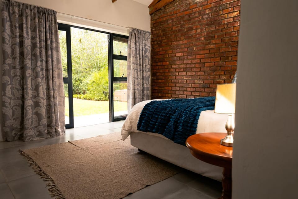 Photo of the whole room, Pool view