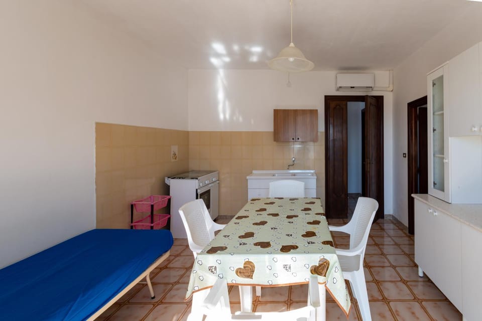 TV and multimedia, Kitchen or kitchenette, Living room, Seating area, Dining area, air conditioner