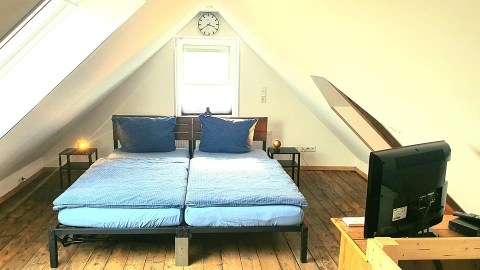 Bed, TV and multimedia, Bedroom
