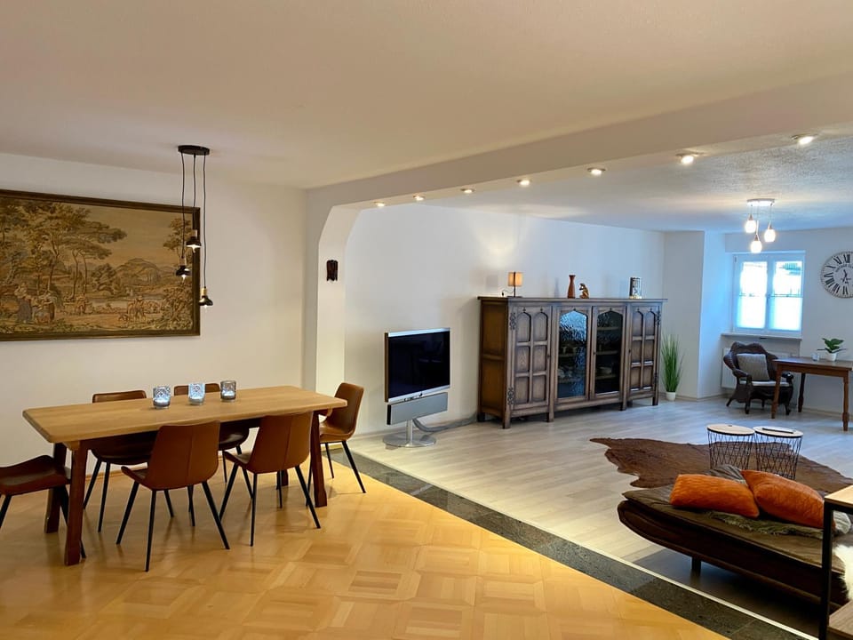 Communal lounge/ TV room, TV and multimedia, Living room, Seating area, Dining area