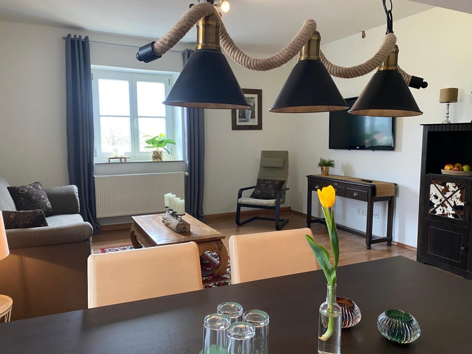 TV and multimedia, Seating area, Dining area