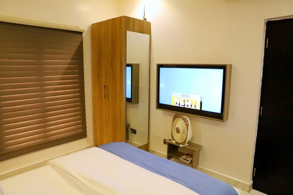 Bed, TV and multimedia, Bedroom, wardrobe