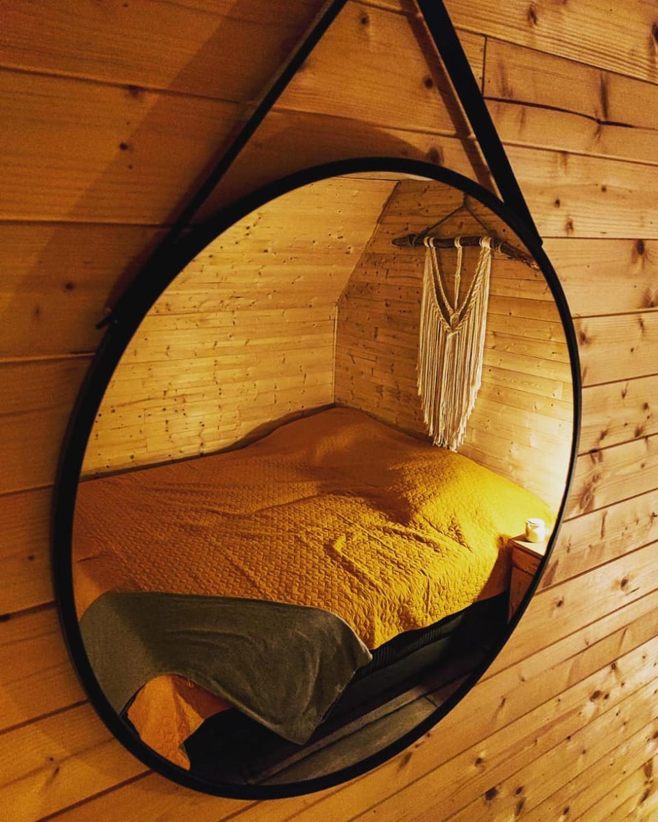 Bed, Seating area, Bedroom