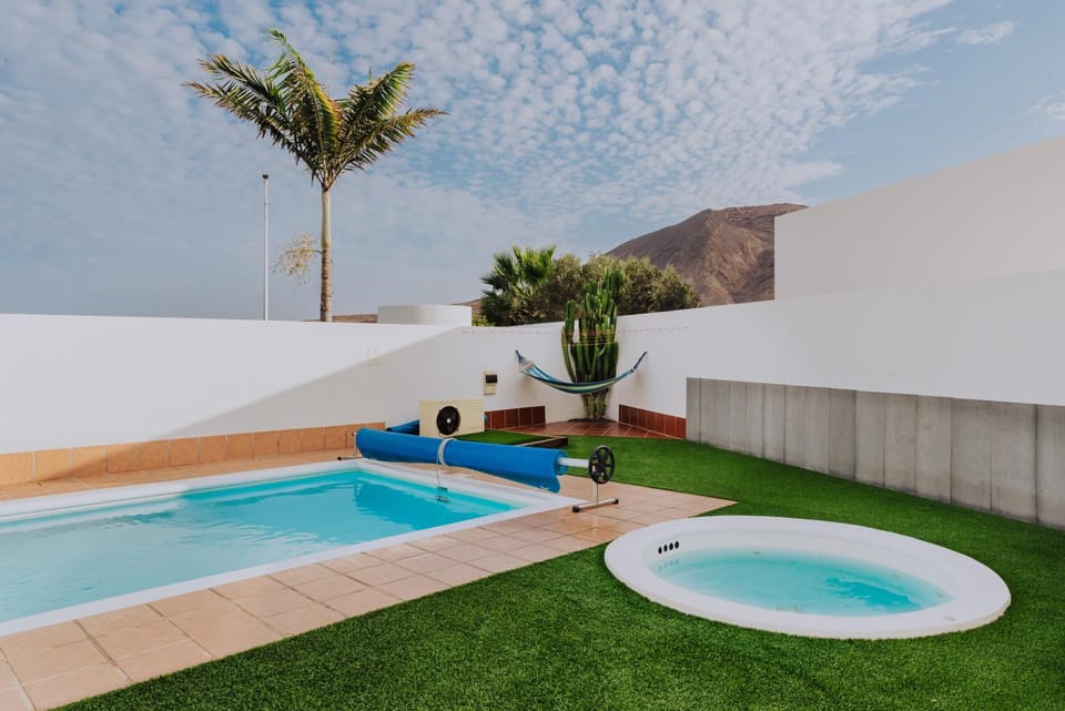 Natural landscape, Garden, Hot Tub, Garden view, Pool view, Swimming pool, sunbed