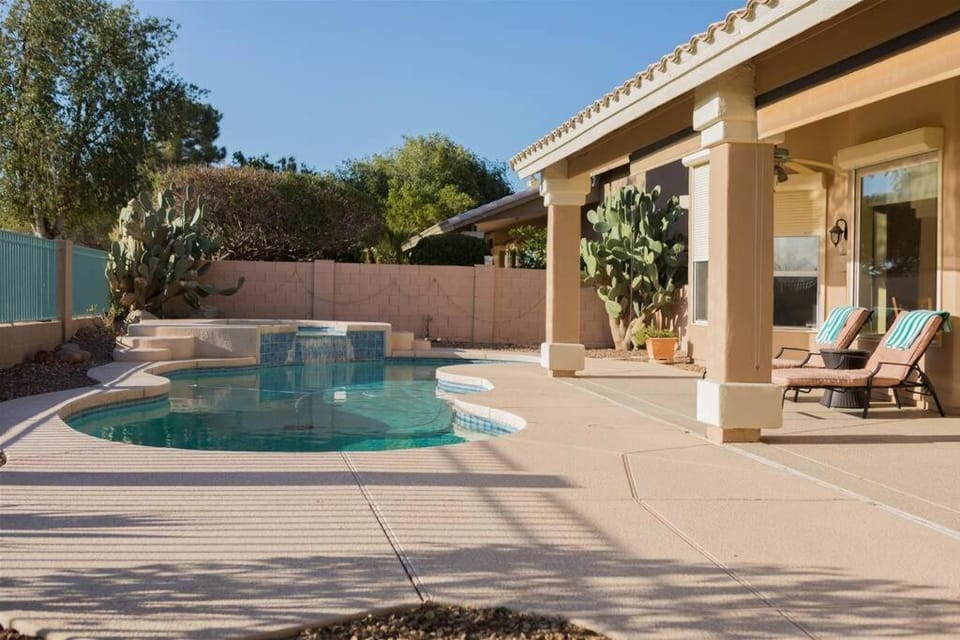Spacious golf course house with pool heater, spa House in Avondale