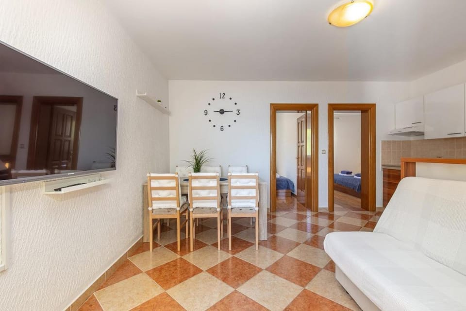 TV and multimedia, Living room, Seating area, Dining area