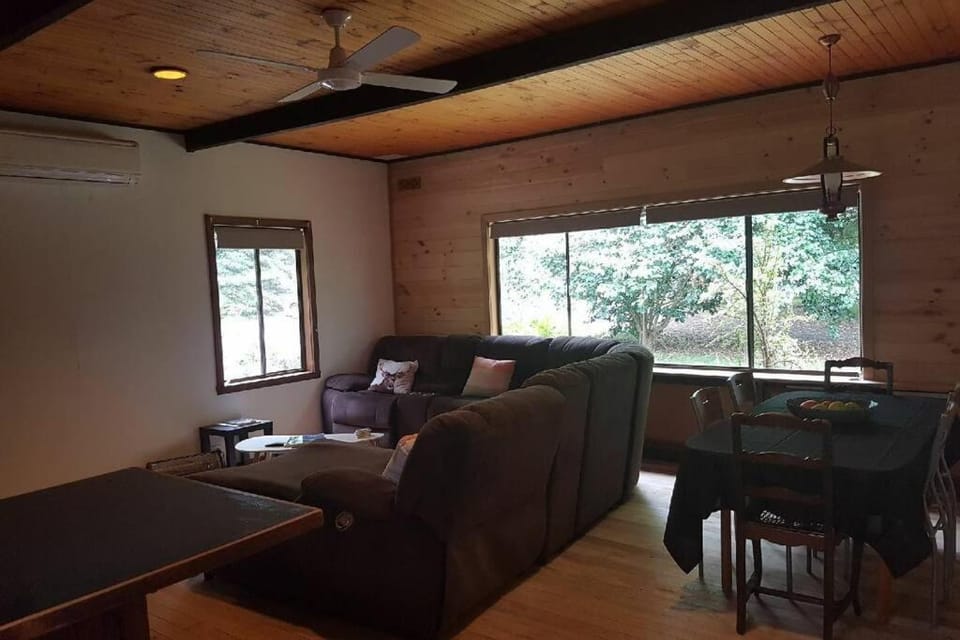 Jindi Hills Retreat House in Neerim South