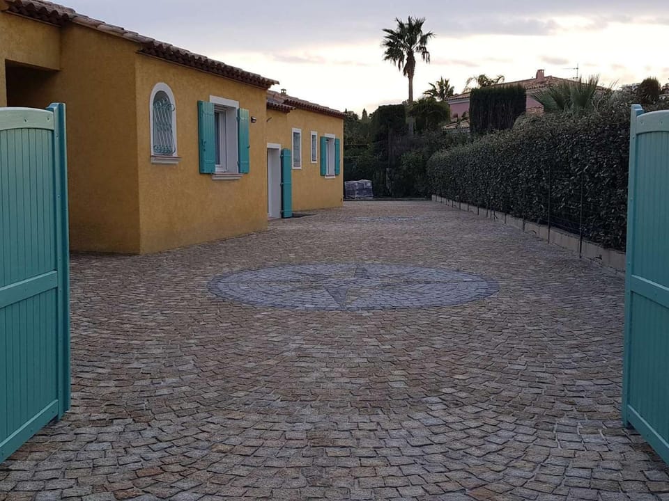 T3 climatisé avec jardin à 200 m de la plage - FR-1-100-249 Apartment in Cavalaire-sur-Mer