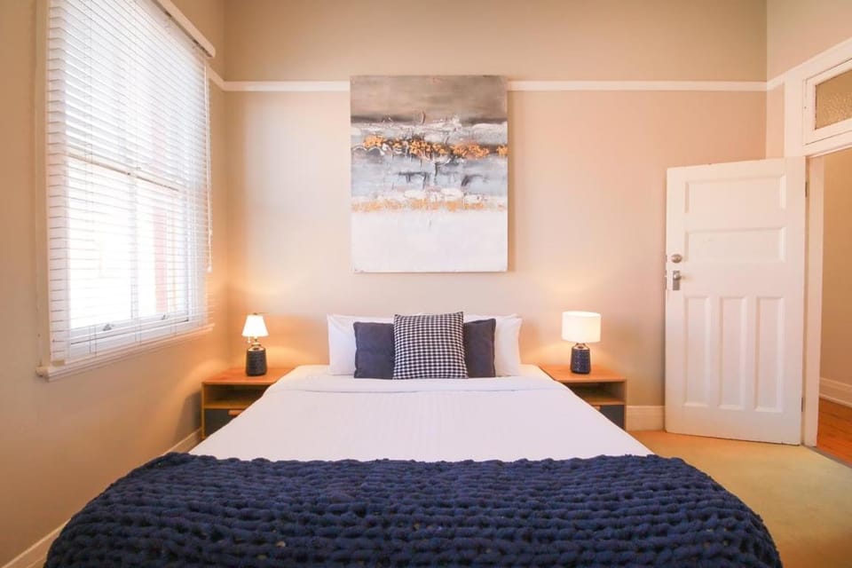Waterviews - Hidden Gem in CBD - Sleeps 10 Apartment in North Wagga Wagga