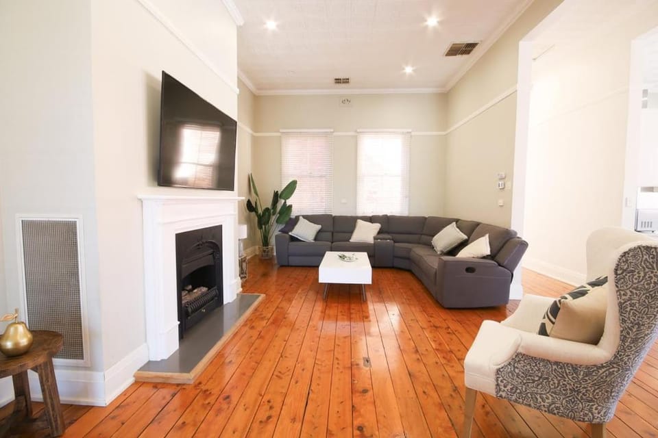 Waterviews - Hidden Gem in CBD - Sleeps 10 Apartment in North Wagga Wagga