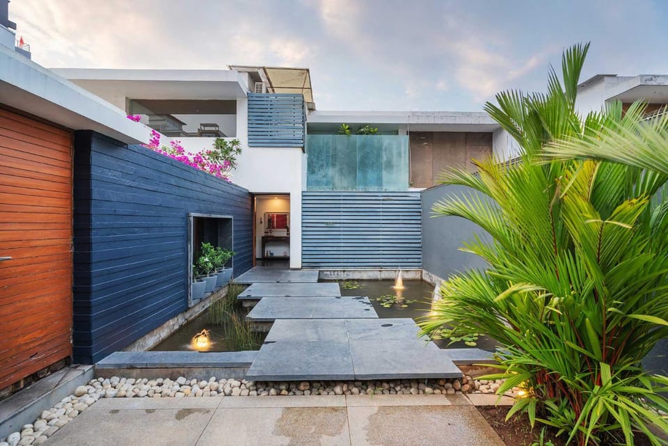 Facade/entrance, Swimming pool