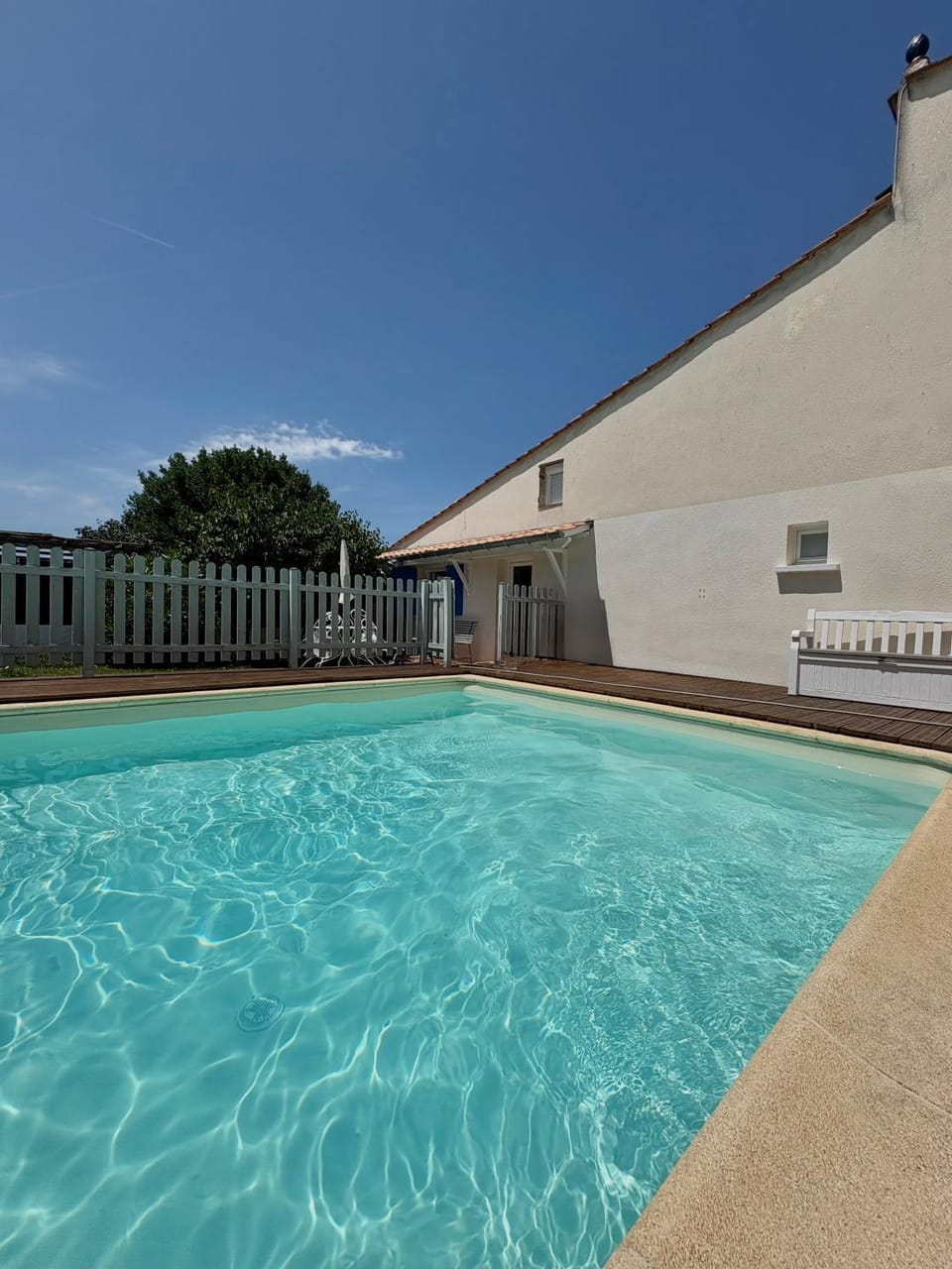 Swimming pool, sunbed
