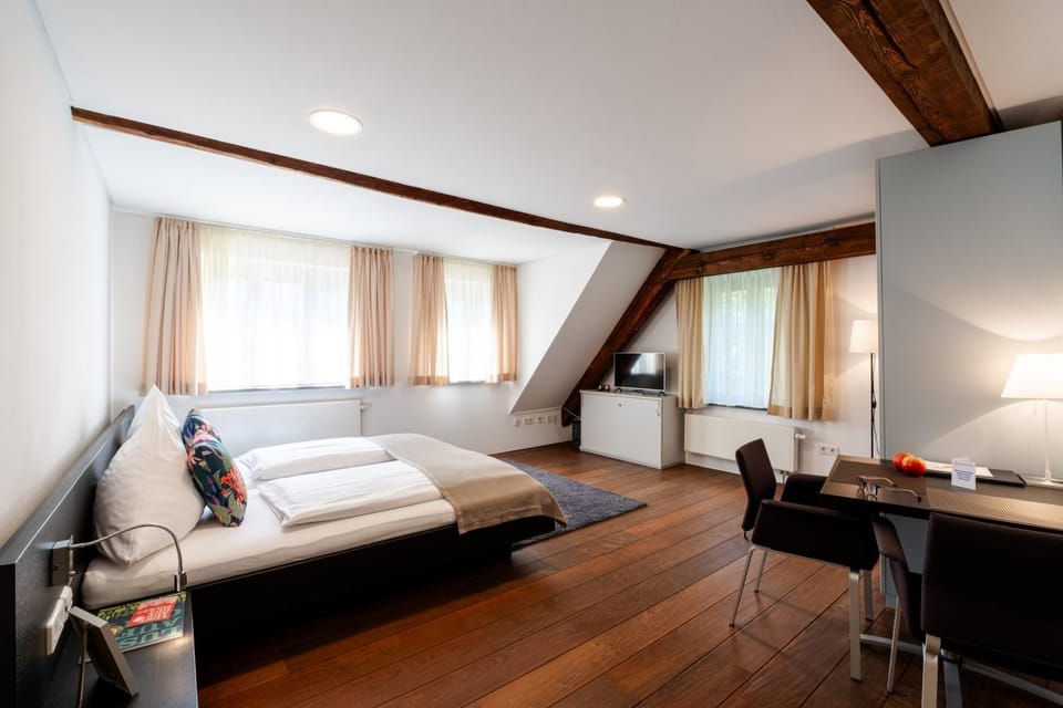 Bed, TV and multimedia, Photo of the whole room, Seating area, Dining area, Bedroom