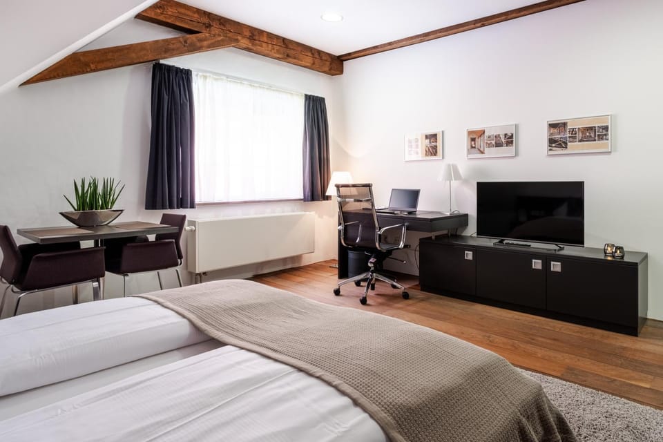 TV and multimedia, Photo of the whole room, Seating area, Bedroom