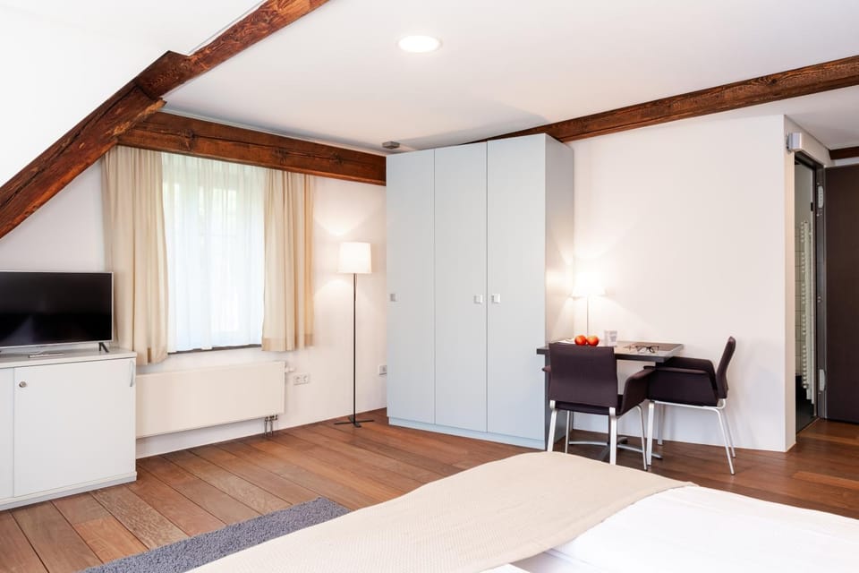 TV and multimedia, Photo of the whole room, Seating area, Dining area, Bedroom, wardrobe