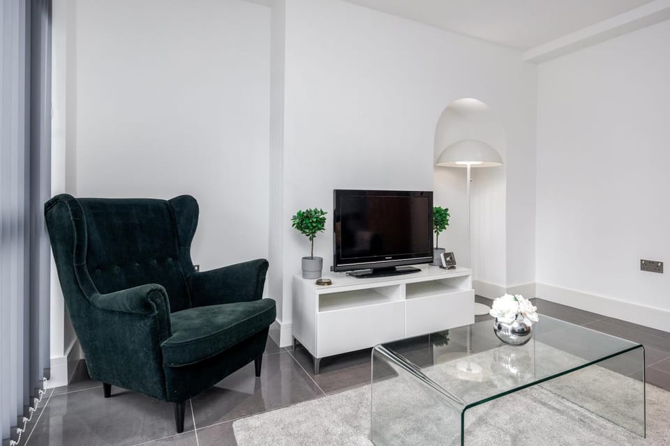 Communal lounge/ TV room, TV and multimedia, Living room, Seating area, Evening entertainment