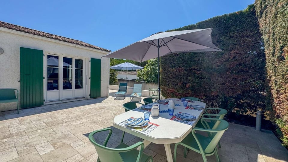 Property building, Patio, Dining area