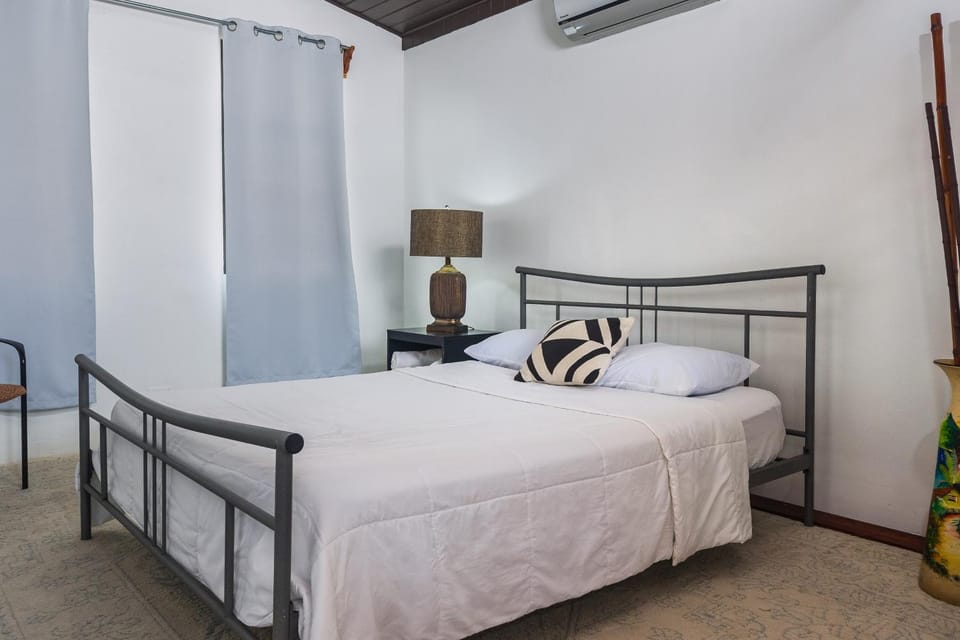 Bed, Photo of the whole room, Bedroom, air conditioner