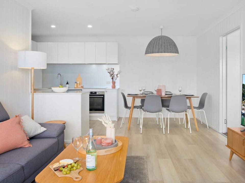 Kitchen or kitchenette, Living room, Seating area, Dining area