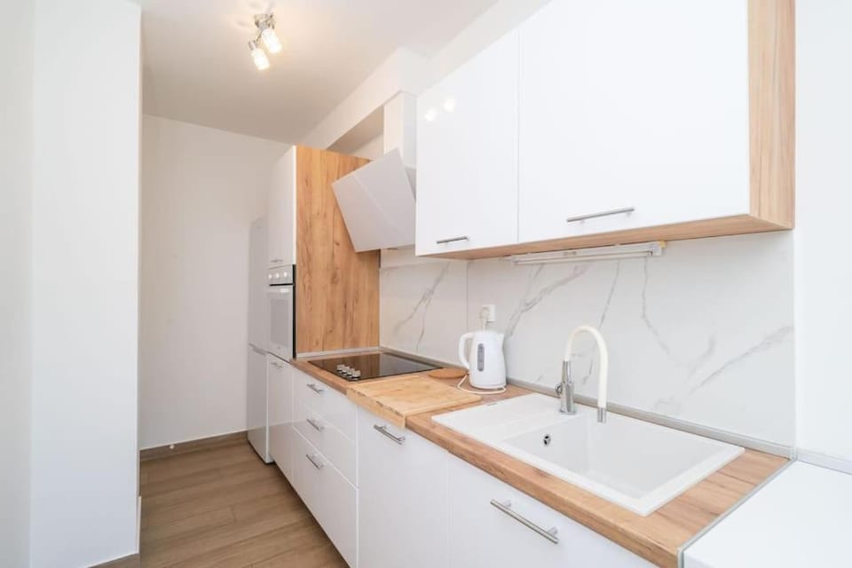 Kitchen or kitchenette, dishwasher, stove