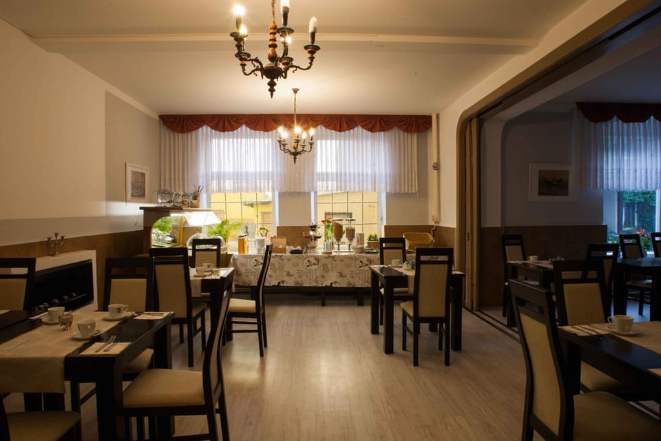 Restaurant/places to eat, Banquet/Function facilities