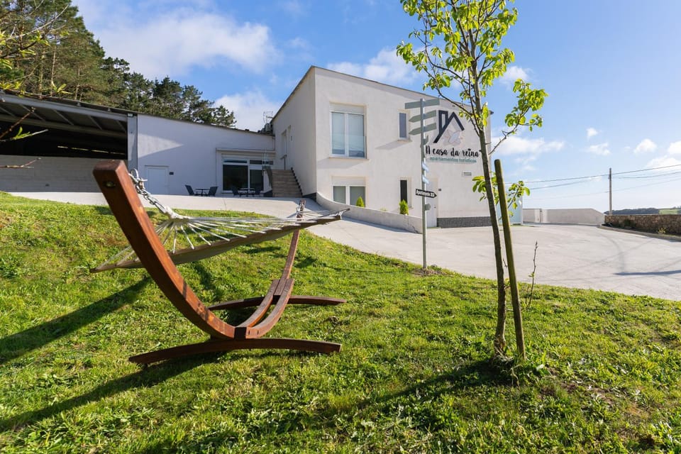 Property building, Spring, Day, Natural landscape, Garden, sunbed