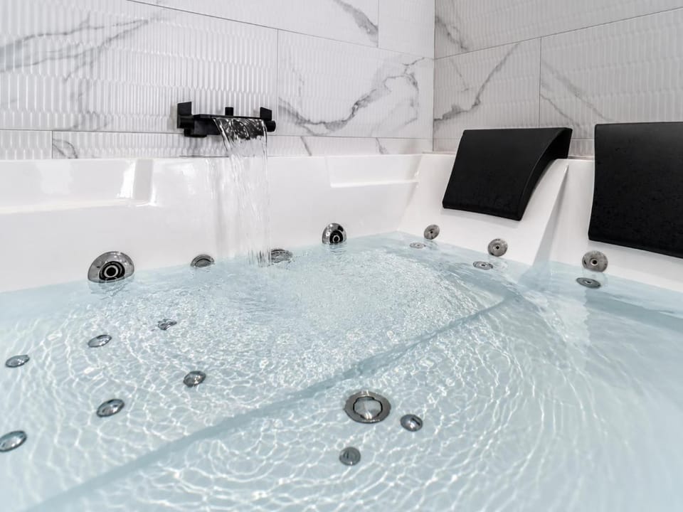 Hot Tub, Decorative detail, Bath