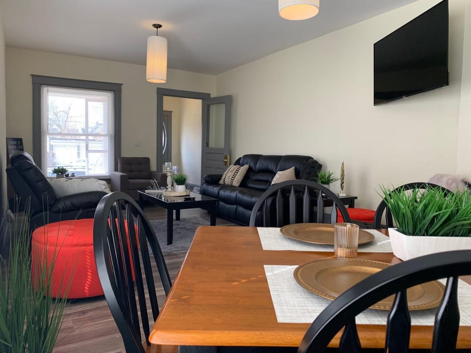 5BR Niagara Getaway Prime Location-Sleeps 10 House in Niagara Falls