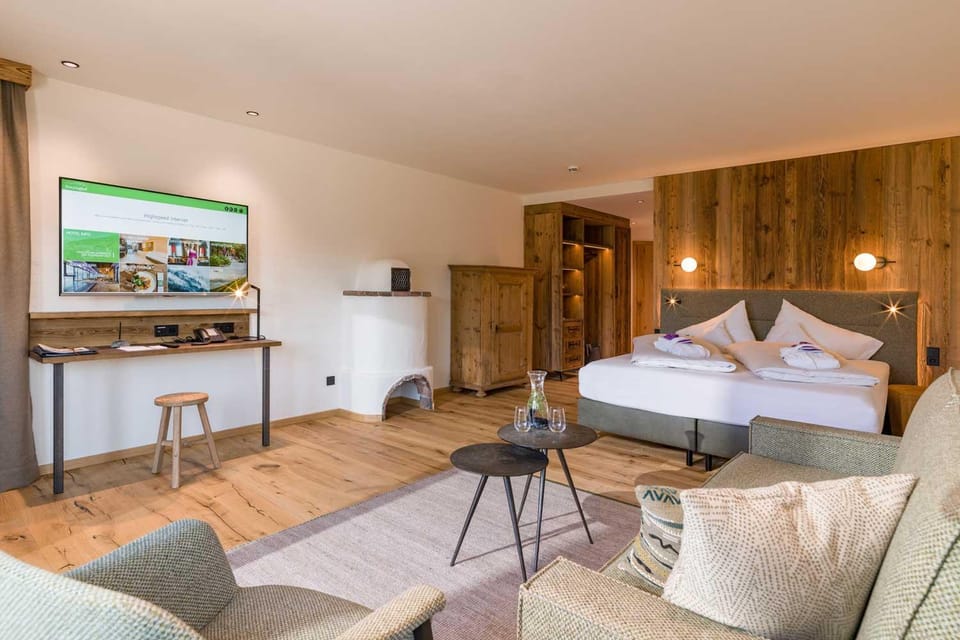 Bed, TV and multimedia, Photo of the whole room, Seating area, Bedroom
