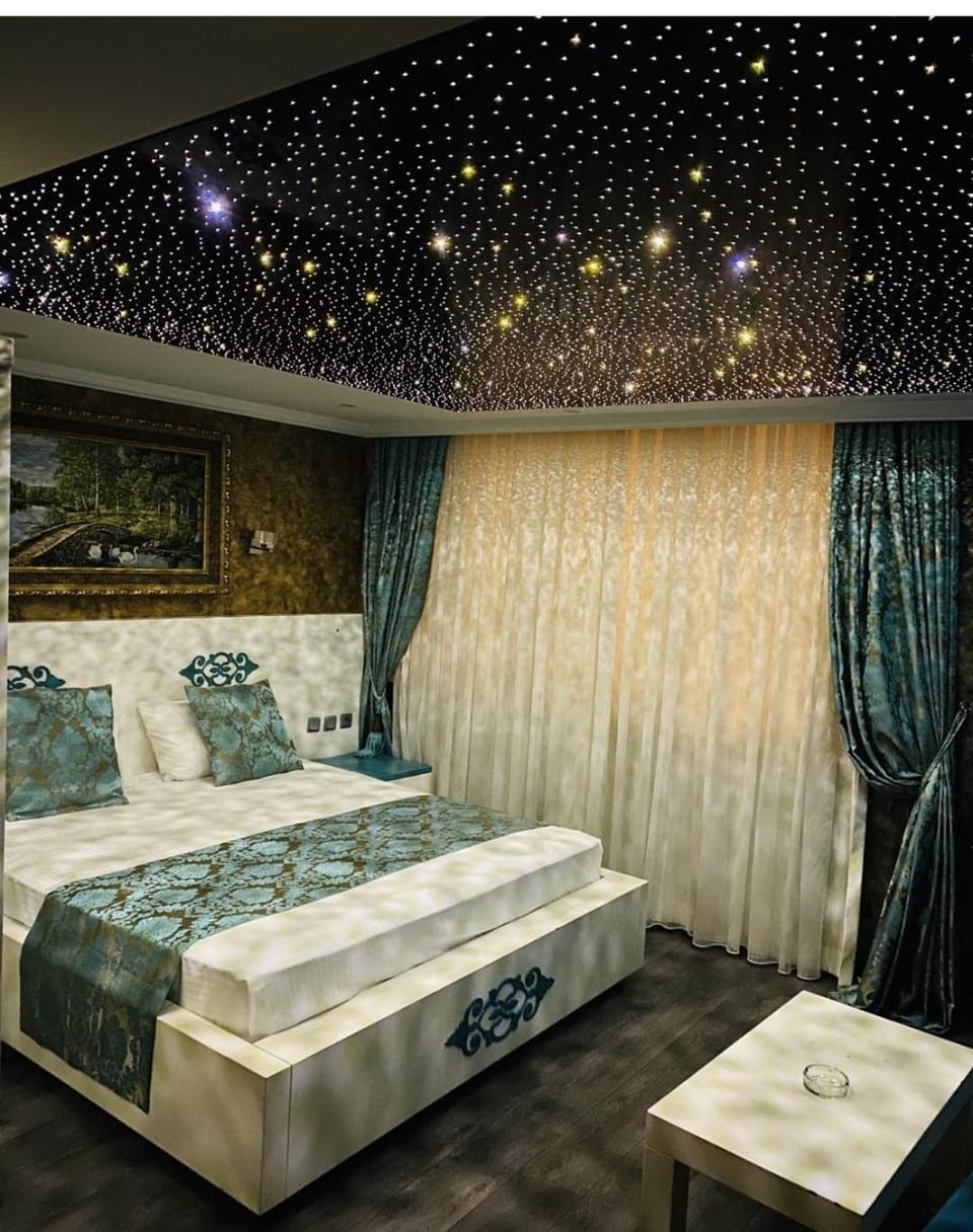 Bed, Living room, Photo of the whole room, Seating area, Bedroom, towels