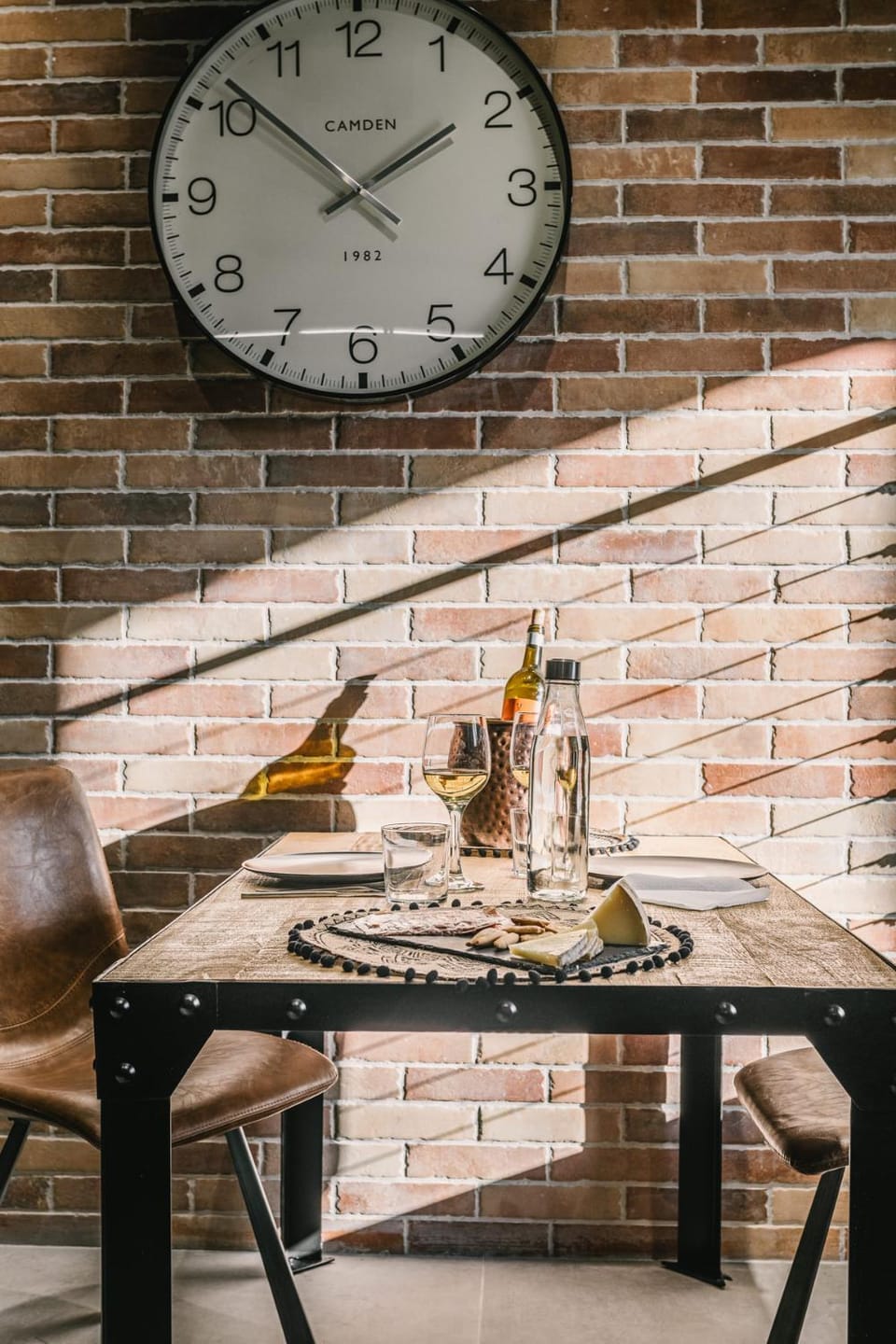 Living room, Food and drinks, Seating area, Dining area