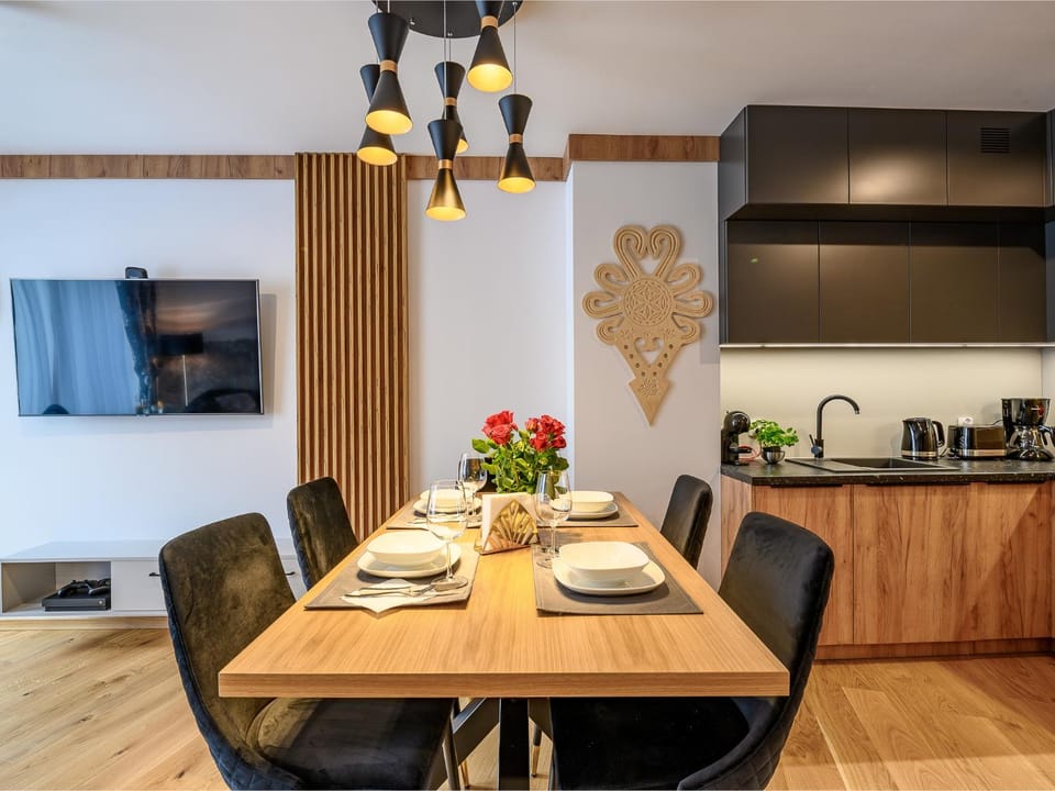Coffee/tea facilities, Kitchen or kitchenette, Living room, Seating area, Dining area