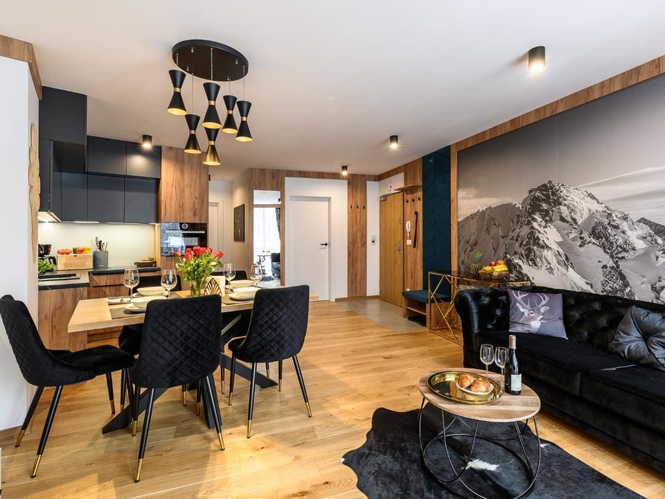 Kitchen or kitchenette, Living room, Seating area, Dining area