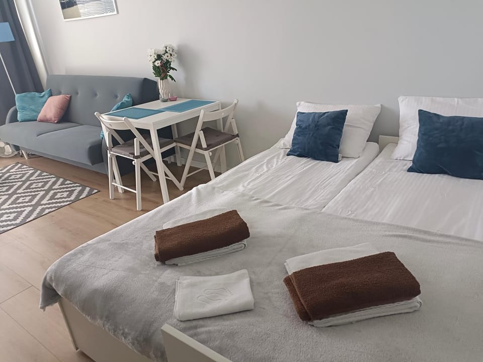 Bed, Living room, Photo of the whole room, Seating area, Bedroom, towels