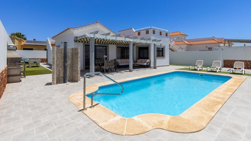 Villa with private pool, near beach and golf Caleta de Fuste- Villa Charlotte Villa in Maxorata