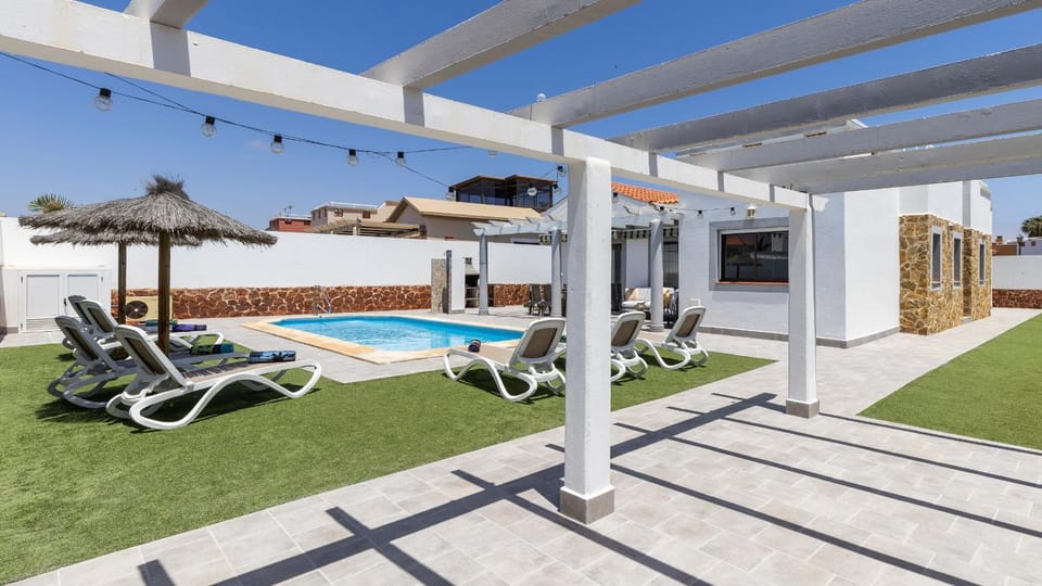 Villa with private pool, near beach and golf Caleta de Fuste- Villa Charlotte Villa in Maxorata