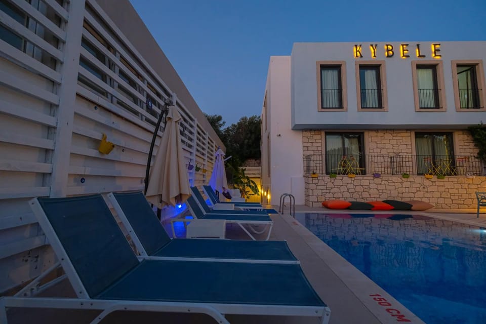 Pool view, Swimming pool, sunbed