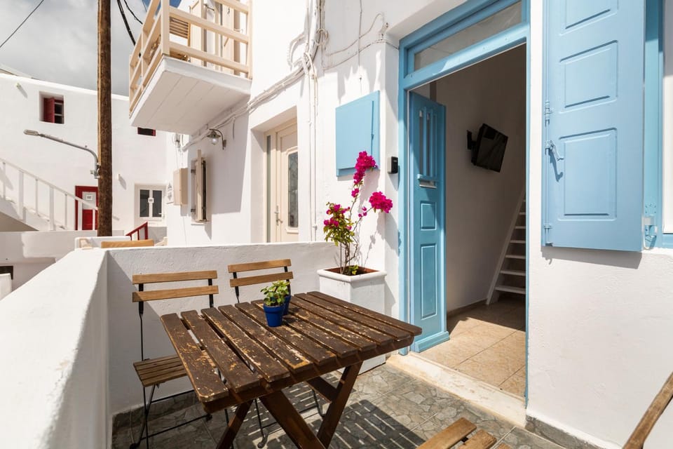 Property building, Facade/entrance, Balcony/Terrace