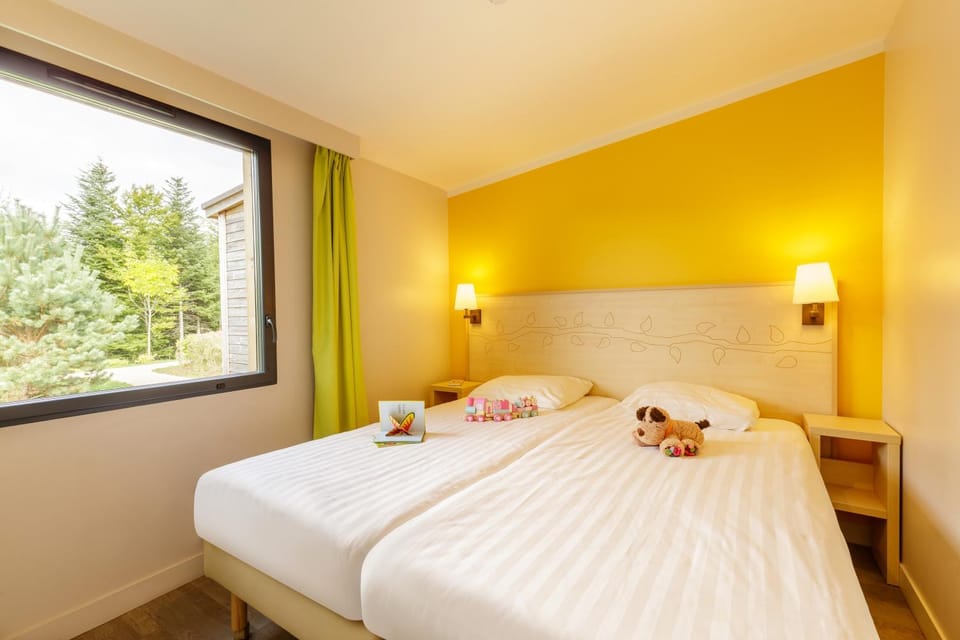 Bed, Day, Summer, Photo of the whole room, Bedroom